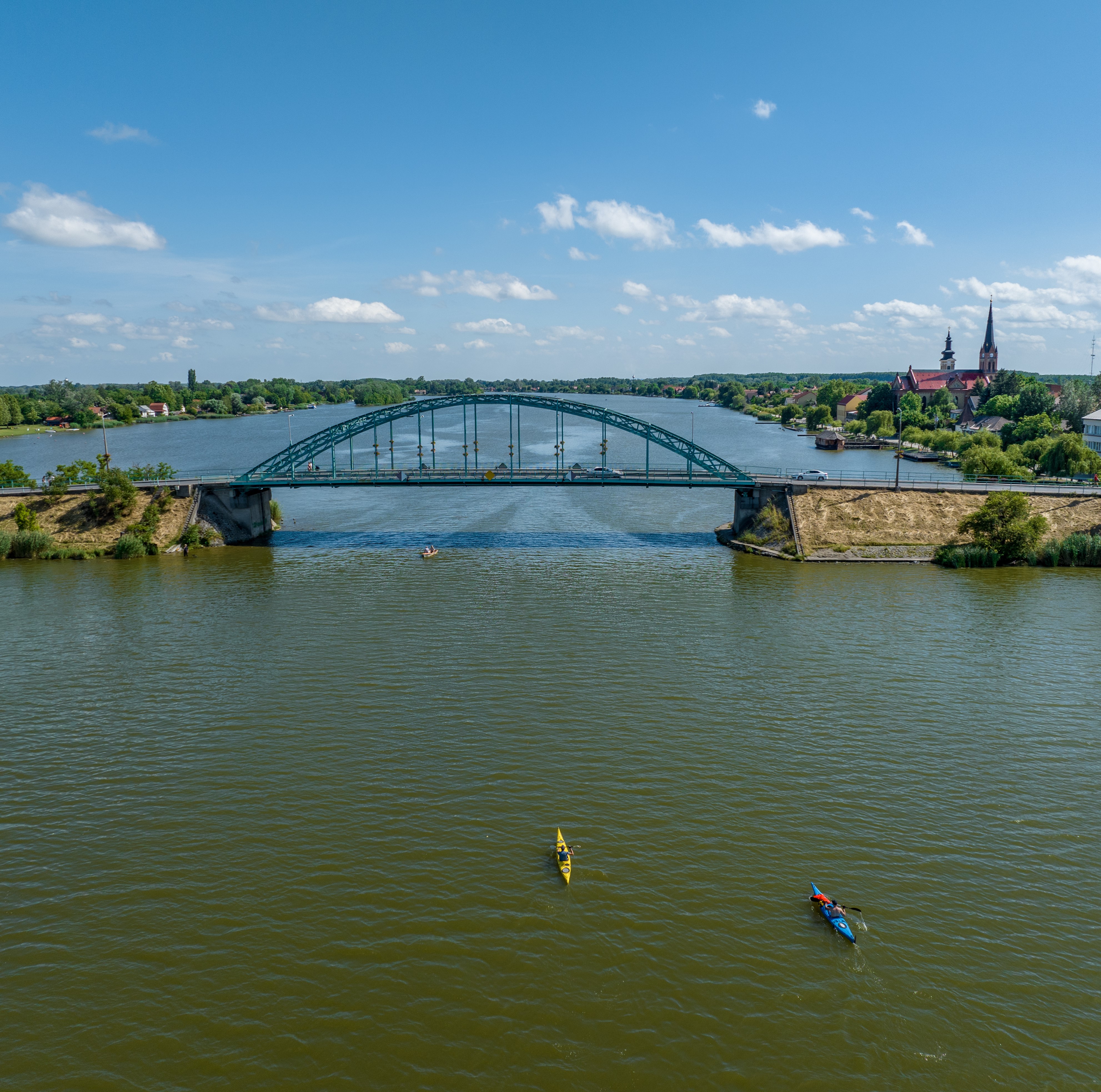 Ráckevei híd napos időben, drónnézetből.