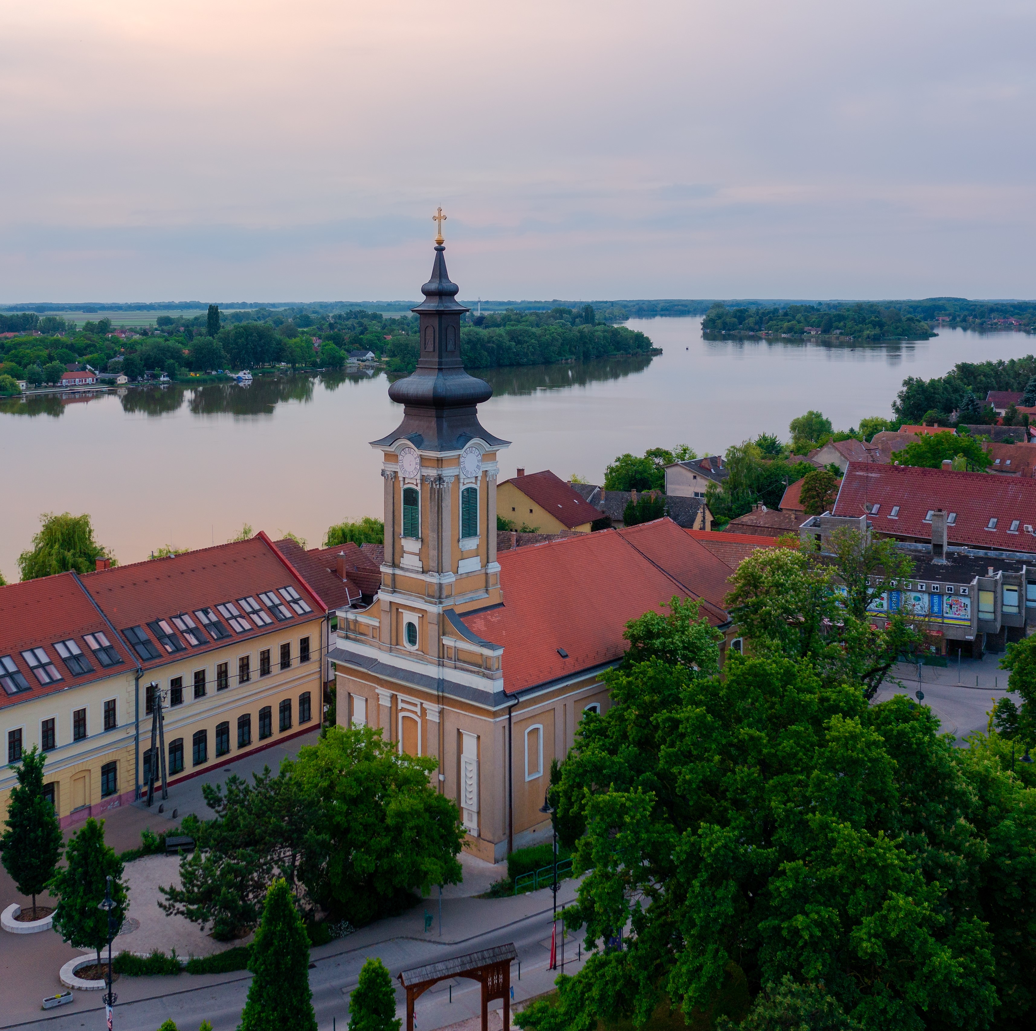 Légi felvétel Ráckevéről, központban a ráckevei katolikus templommal, háttérben a dunával.